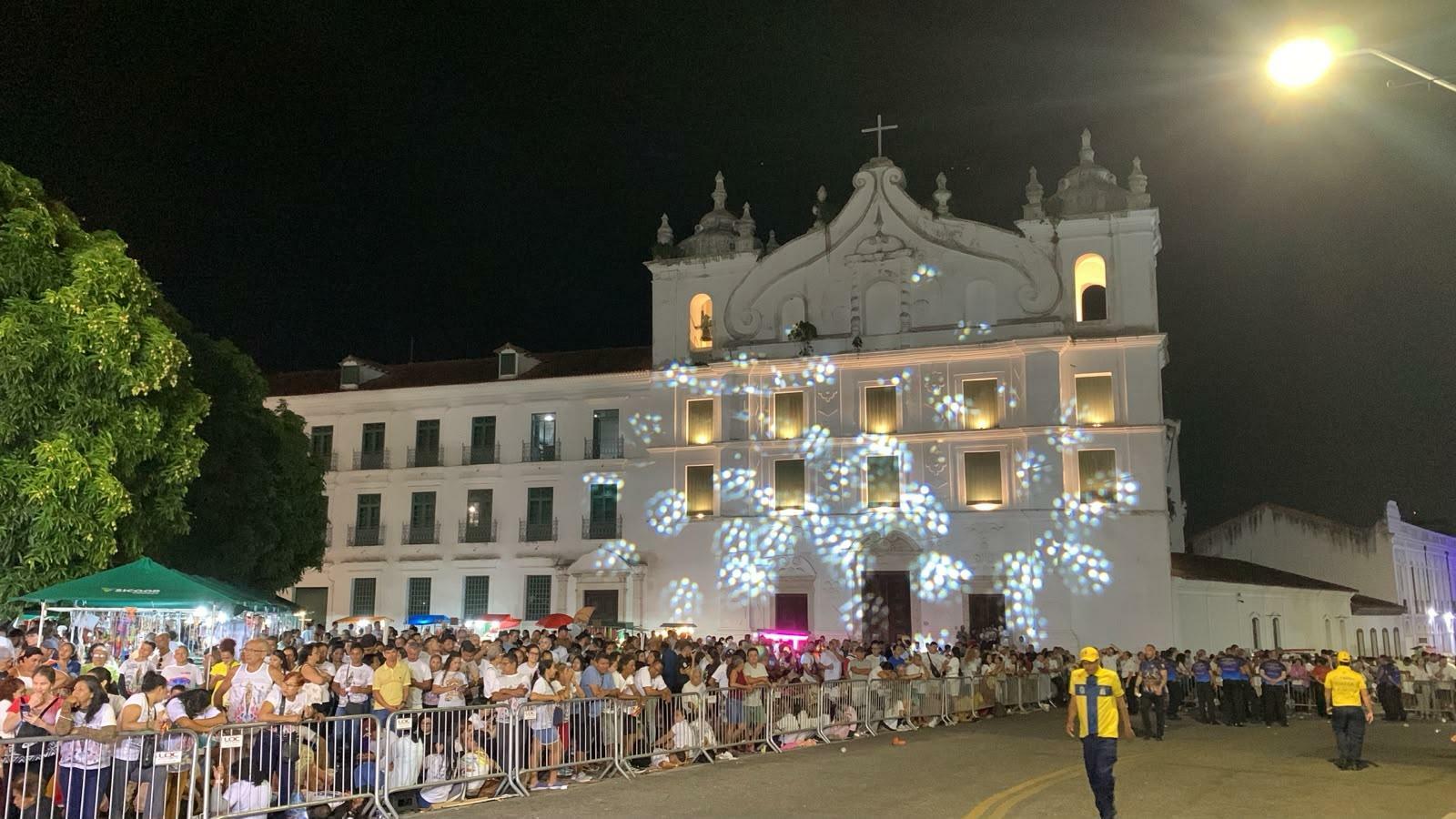 Muitos devotos chegaram ao local ainda na noite de sábado (10), após a passagem da Trasladação.